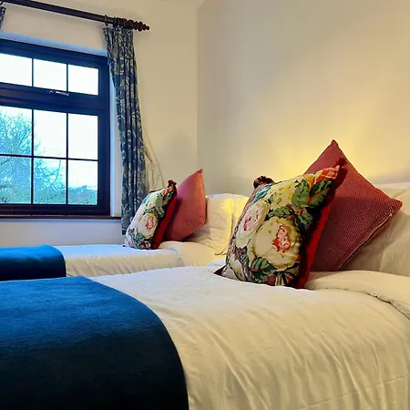 Acrewood House Homestay *