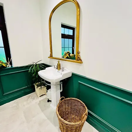 Homestay Acrewood House Tara